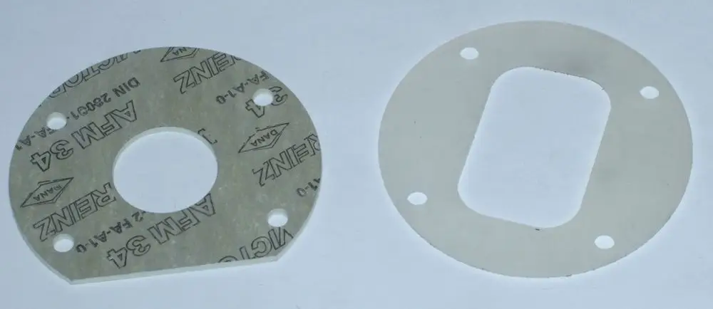 Zwei Dichtungen aus flachem Material, eine mit runder, die andere mit ovaler Öffnung, zum Einsatz in Daikin-Adaptern. Beide Dichtungen weisen Montagebohrungen auf.